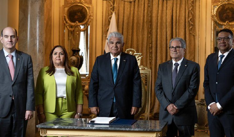 Mulino sancionó la Ley 462, el 18 de marzo, con la presencia de Dana Castañeda y Fernando Boyd. Cortesía