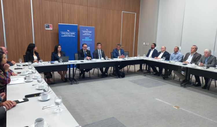 El ministro de Comercio e Industrias, Julio Moltó, y su equipo, se reunió este lunes con exportadores. Francisco Paz 