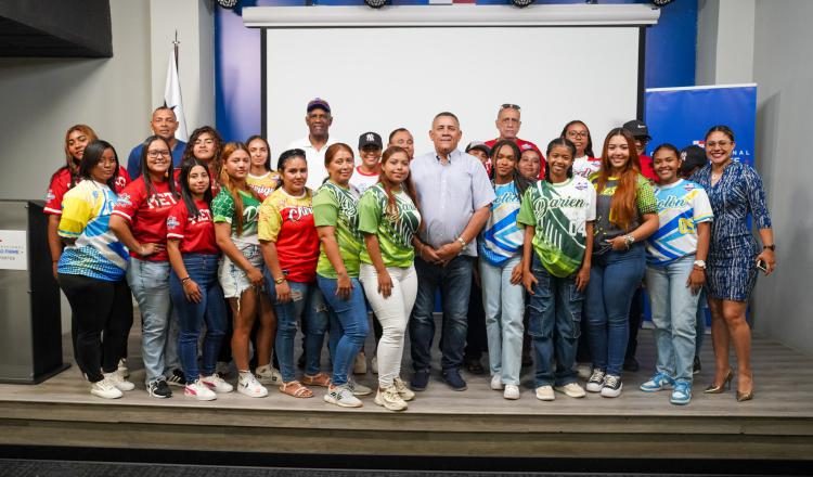 Las chicas, listas para el nacional de sóftbol. Foto. Pandeportes