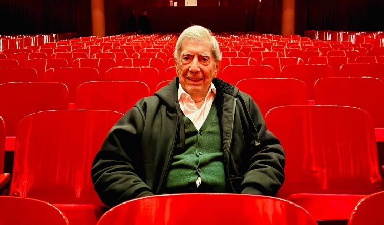 El escritor peruano Mario Vargas Losa. Foto: EFE