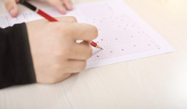 No solo la aplicación del conocido examen de barras ha generado polémica, sino también su costo. Foto Ilustrativa