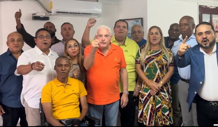 Ricardo Martinelli con algunos miembros de la Bancada del partido Realizando Metas.