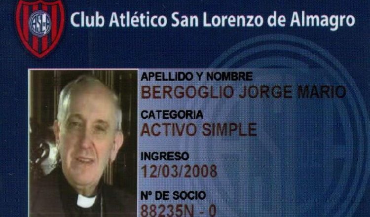 Fotografía del 13 de marzo de 2013. El club argentino San Lorenzo de Almagro mostró el carnet de socio de Jorge Mario Bergoglio. Foto:EFE