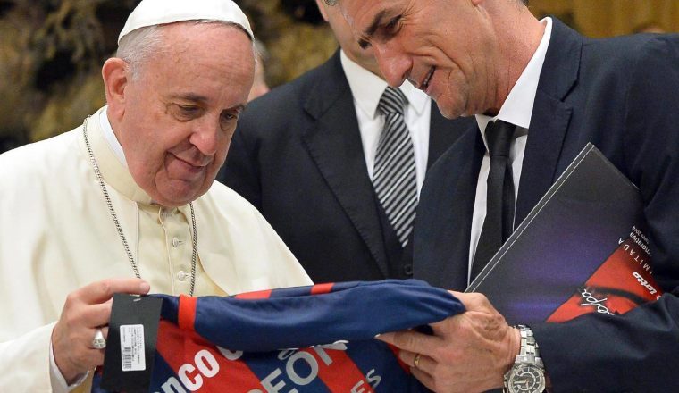 Francisco recibe la camiseta de San Lorenzo. Foto:EFE