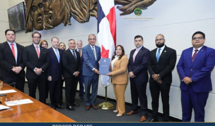 El ministro de Vivienda, Jaime Jované, recibe el proyecto.  Cortesía