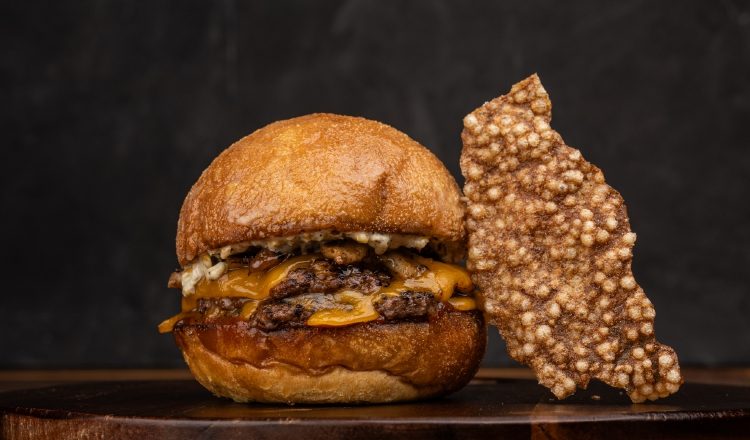 La "Calypso Burger", acompañada de tamal deshidratado. Foto: Cortesía