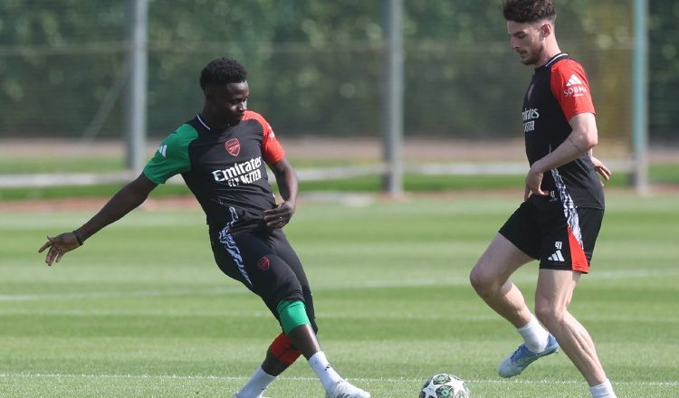 Declan Rice (der.) y Bukayo Saka durante los entrenamientos del Arsenal con miras al partido ante PSG. Foto: EFE