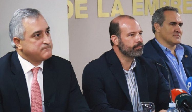Gabriel Diez, presidente del Conep; Alejandro Ferrer, presidente de la Capac; y Raúl Montenegro, presidente del Sindicato de Industriales (SIP).  Cortesía
