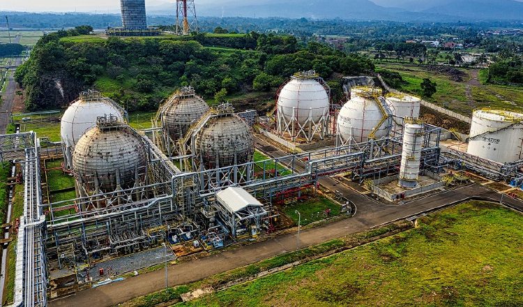 Vista panorámica de una generadora eléctrica que funciona con base en gas natural.  Foto ilustrativa
