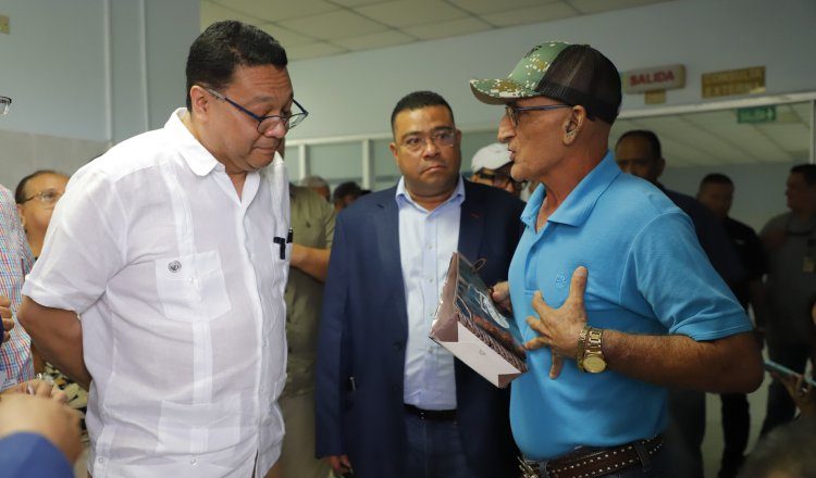 El director de la CSS, Dino Mon, conversa con pacientes en la policlínica de Las Tablas, Los Santos. Cortesía