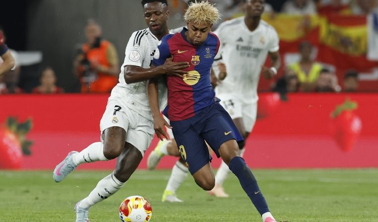Vinicius Jr. (izq.) y Lamine Yamal, disputan el balón. Foto: EFE