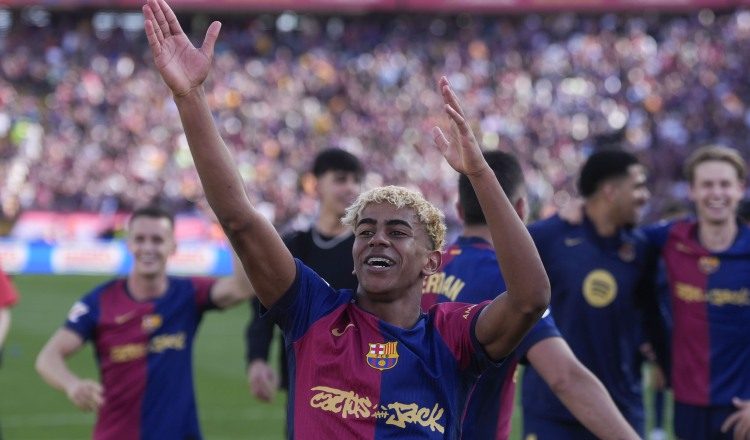 El delantero del Barcelona, Lamine Yamal, celebra su victoria sobre el Real Madrid. Foto: EFE