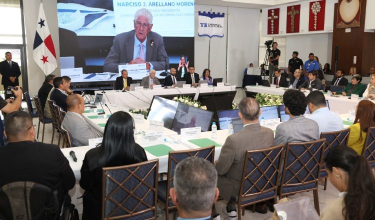 Foto captada de la última reunión que celebró la Comisión Nacional de Reformas Electorales, el jueves 10 de abril, hace más de un mes. Cortesía