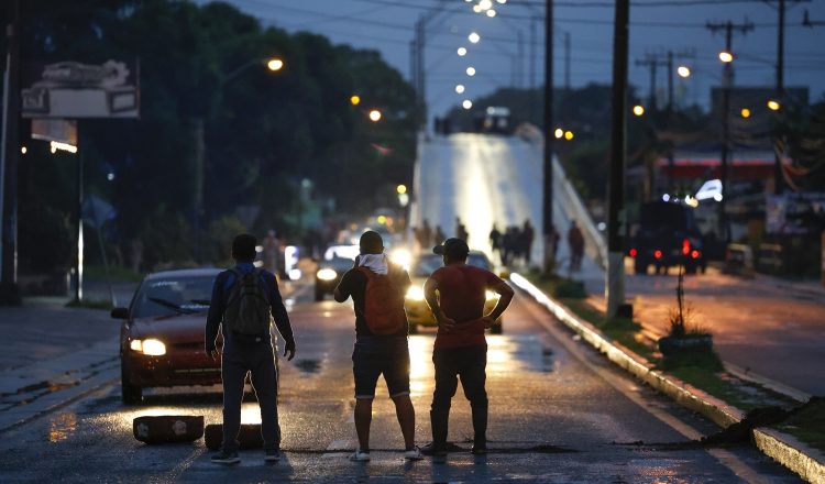 Manifestantes bloquean vías en la provincia de Veraguas. EFE