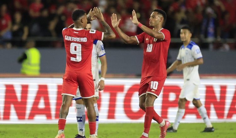 Ismael Díaz (der.) festeja su gol. Foto: EFE