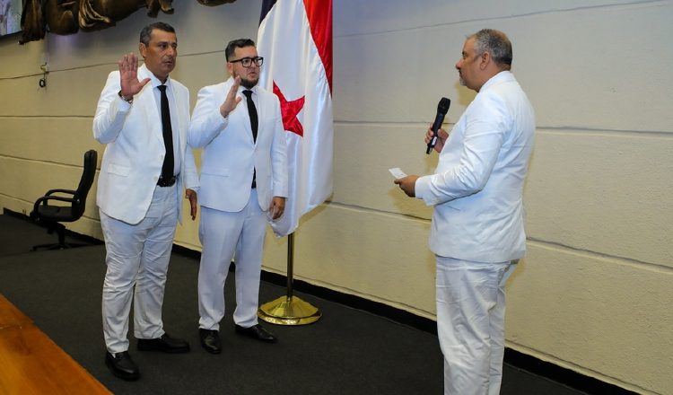 Herrera juramenta a sus vicepresidentes Eliécer Castrellón y Eduardo Vásquez. Cortesía