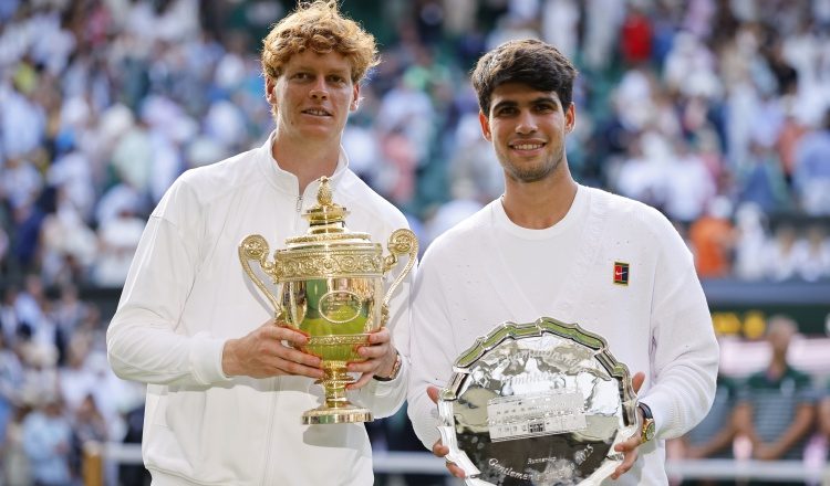 Jannik Sinner y Carlos Alcaraz con los trofeos en Wimbledon. Foto: EFE