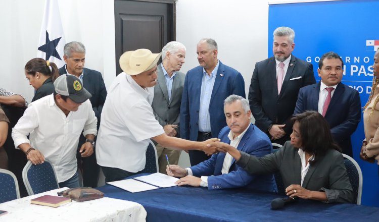 El acuerdo entre los educadores y el Gobierno se firmó el viernes. Cortesía