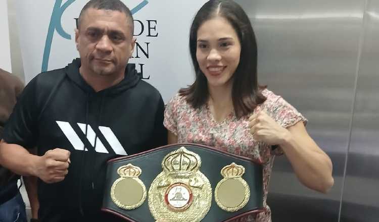 Nataly Delgado, campeona mundial y su entrenador Julio César Archibold.  Foto: Jaime Chávez