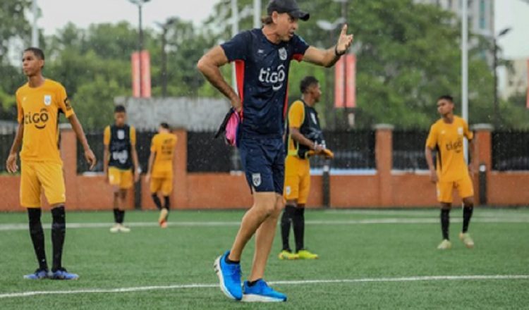 Leonardo Pipino, técnico Sub-17. Foto: EFE
