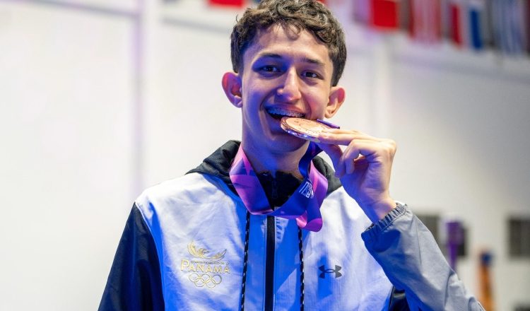 Isaac Dorati ganó medalla de bronce para Panamá en esgrima. Foto: COP