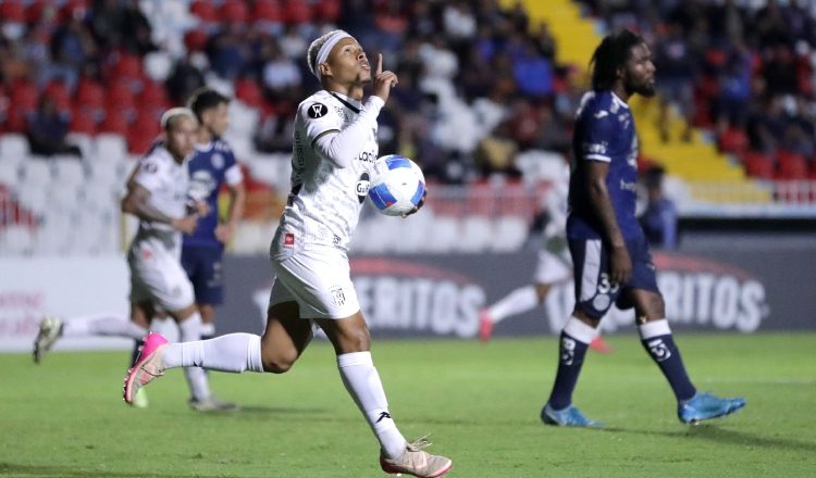 Ángel Jesús Valverde jugador del CAI de La Chorrera. Foto: EFE