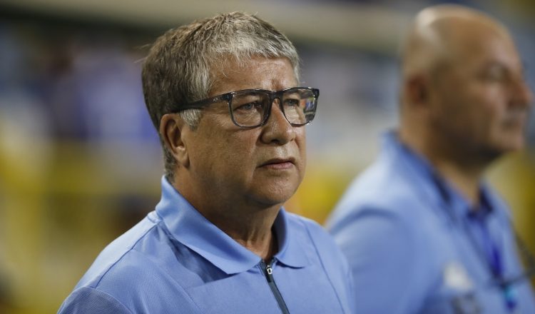 Hernán 'El Bolillo' Gómez, técnico de El Salvador. Foto: EFE