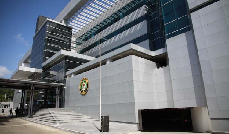 Los funcionarios serán trasladados a la sede central.  Cortesía