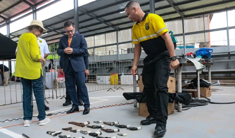 Correa y Abrego supervisan la entrega de armas. Cortesía