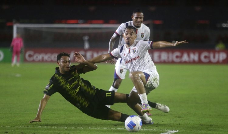 Joel Lara de Plaza Amador (der.) disputa el balón con Gustavo Souza de Real España . Foto: EFE