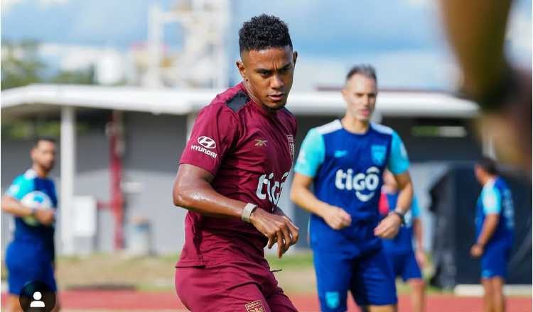 Édgar Yoel Bárcenas en los entrenamientos del seleccionado mayor. Foto: FPF