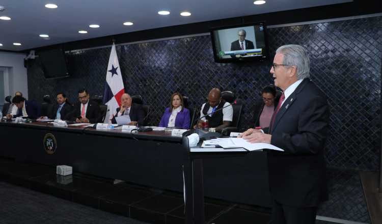Fernando Boyd Galindo acudió a la Asamblea a responder un cuestionario de 18 preguntas ante la comisión de Salud del Legislativo. Cortesía