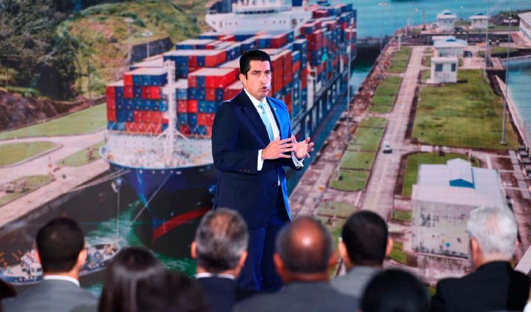 El ministro del Canal, José Ramón Icaza, detalla los proyectos de inversión.  Cortesía