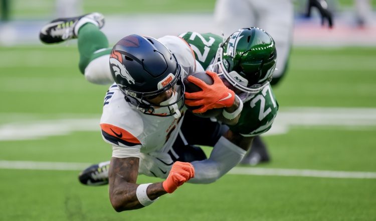 El receptor abierto de los Broncos, Troy Franklin (izq.), en acción contra Malachi Moore de los Jets. Foto: EFE