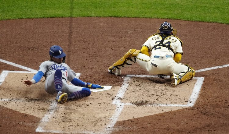 Enrique Hernández de los Dodgers llega anota una carrera ante los Cerveceros. Foto:EFE