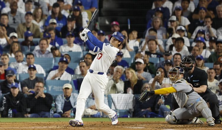 Shohei Ohtani conectó tres jonrones en el cuarto partido ante los Cerceveros. Foto: EFE