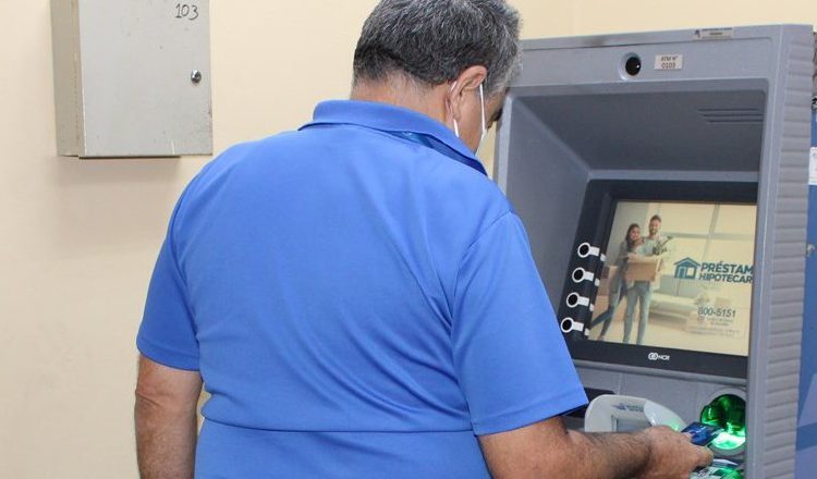 La mayoría de los jubilados cobran mediante tarjeta de débito. Cortesía