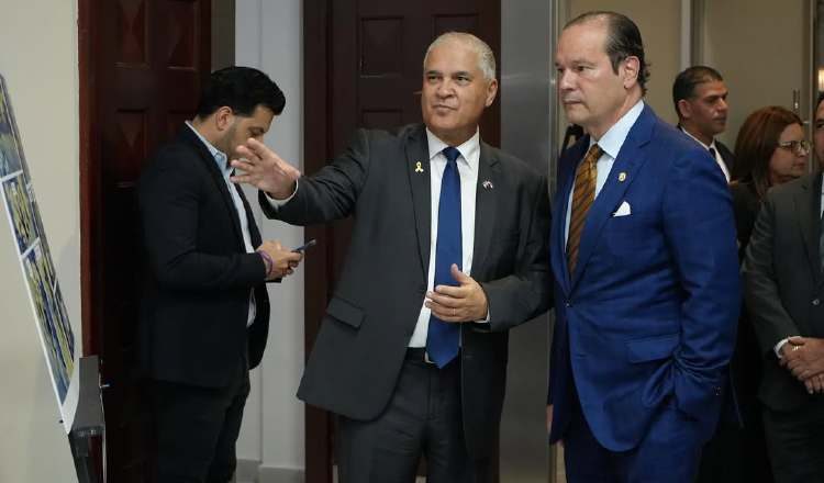 El embajador  Mattanya Cohen y el canciller Martínez Acha  aprecian la  exposición conmemorativa. Cortesía