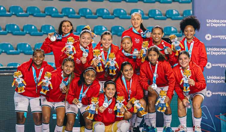 Panamá obtuvo la medalla de plata en futsal femenino. Foto: COP