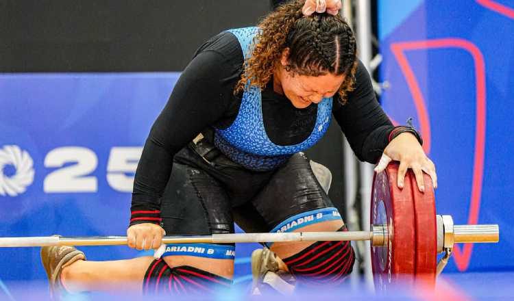 Mariadni Batista (arriba) y Mario Martínez (izq), se llevaron seis oro en total en la pesas. Donald Lee ganó el metal dorado en los bolos. Foto: COP