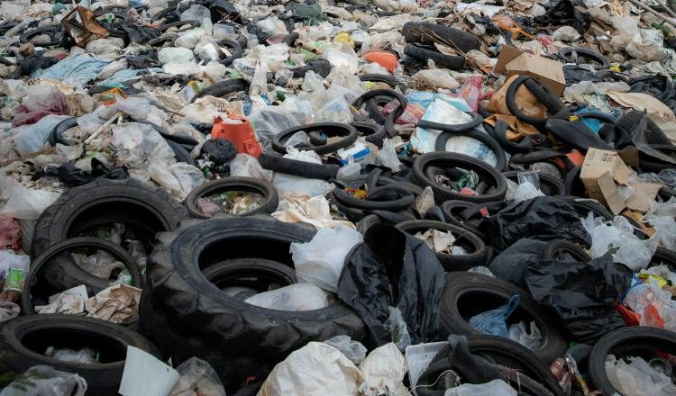 La propuesta legislativa pretende reciclar los neumáticos para emplear en mezclas y capas asfálticas. Foto ilustrativa