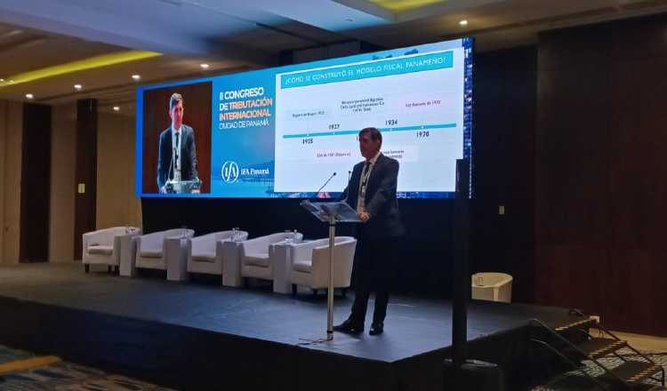 Ubaldo González expuso su conferencia durante el II Congreso de Tributación Internacional. Francisco Paz