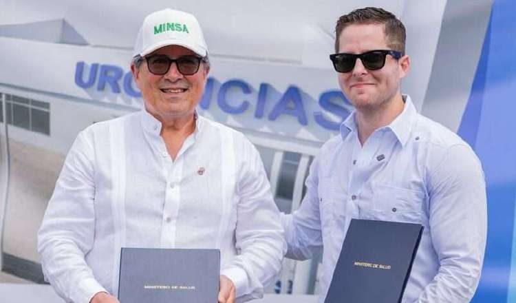 El ministro de Salud recibe del alcalde de la capital, el terreno. Cortesía 