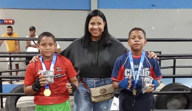 Rouss Laguna con nuevos prospectos del boxeo. Foto: Cortesía