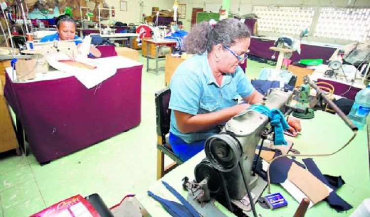 Economista señalaron que se deben ajustar las normas laborales mediante un régimen especial.  Archivo 