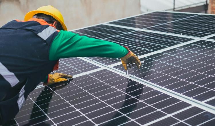 La instalación de paneles solares beneficiará a más de 300 casas, es decir, 1,000 personas en la provincia de Coclé.  Pexels / Ilustrativa 