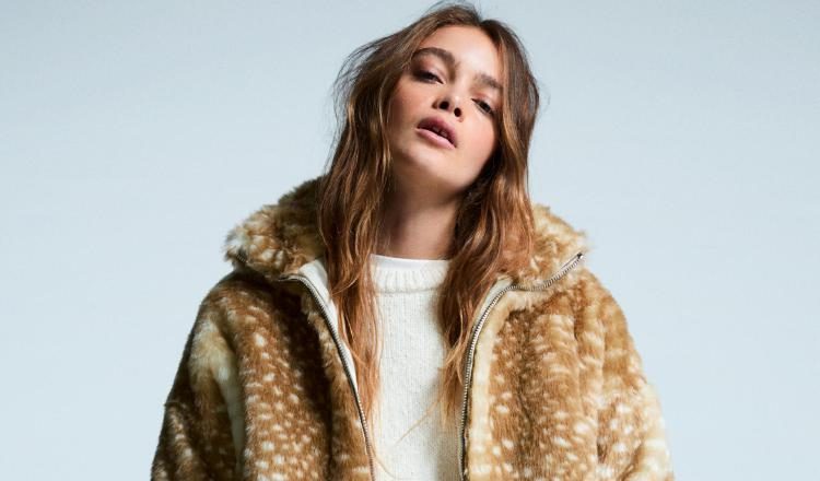 Cazadora de pelo sintético que recrea el pelo de los cervatillos.  Bershka / EFE