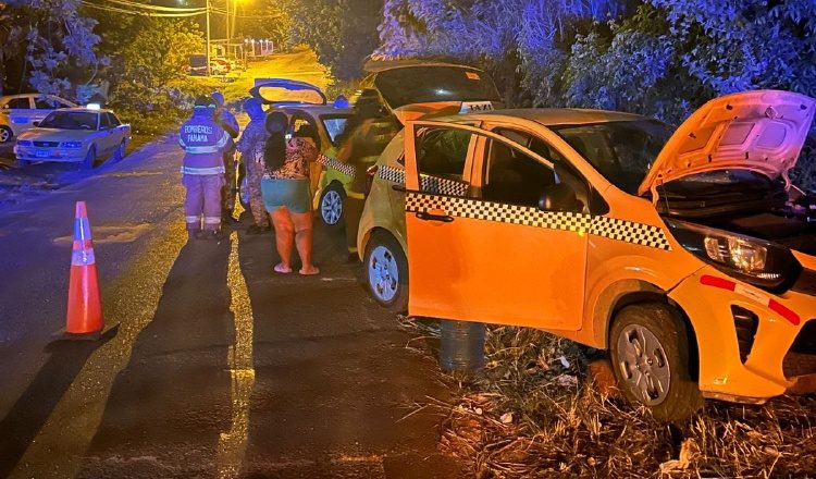 Accidente entre dos vehículos de transporte selectivo.  Cortesía Bomberos