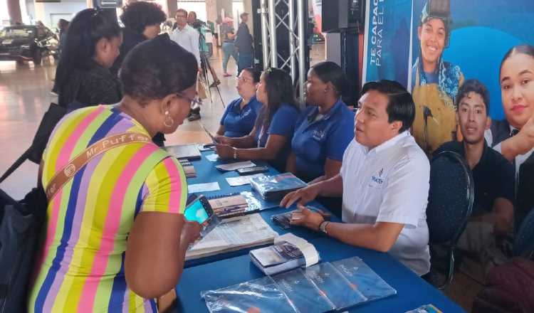 Personal del Inadeh estuvo presente en la Terminal de Transporte para inscribir participantes.  Pancho Paz