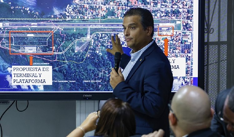 El administrador de Aeronáutica Civil, Rafael Bárcenas, detalla las mejoras que se harán a la terminal. cortesía